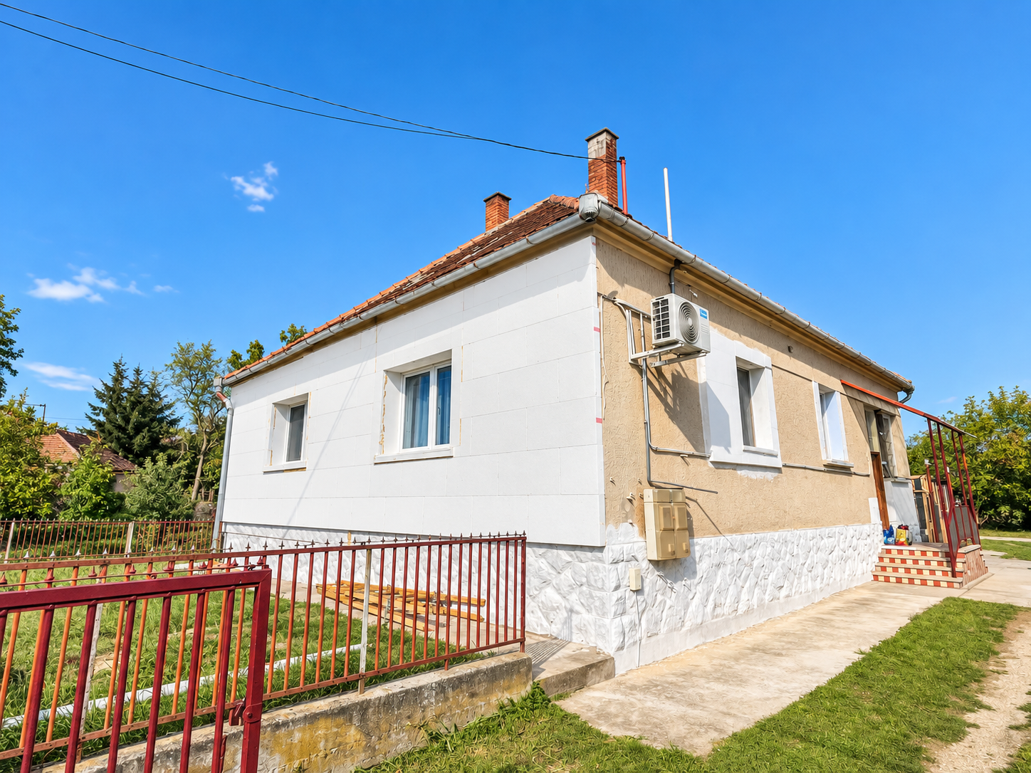 A családi ház udvar felőli nézete